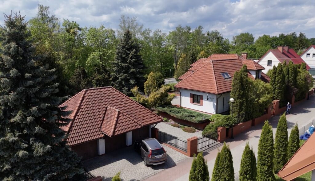 Dom z 3 garażami - Bystry k. Giżycka przy S W J M - zdjęcie 2
