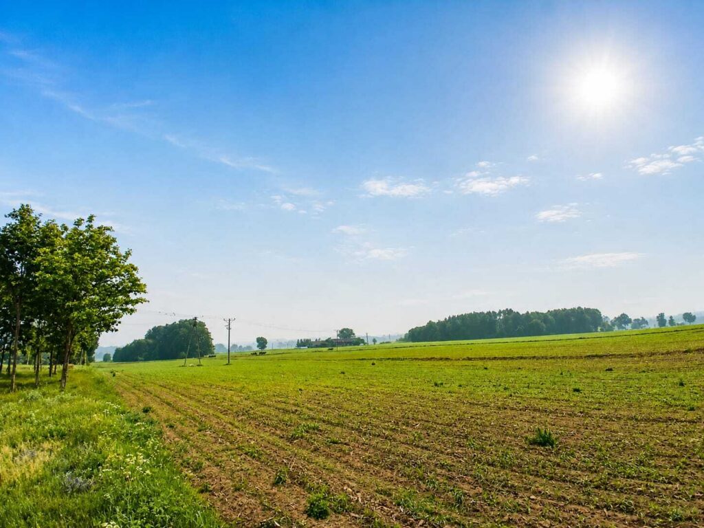 Atrakcyjna, częściowo budowlana działka - zdjęcie 2