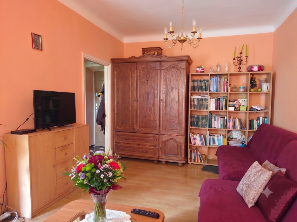 Kawalerka na 1 piętrze w centrum Ostrowca Św. - zdjęcie 2