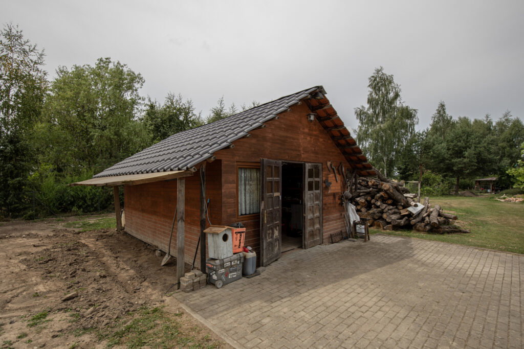 Przytulny dom z pięknym ogrodem - zdjęcie 26