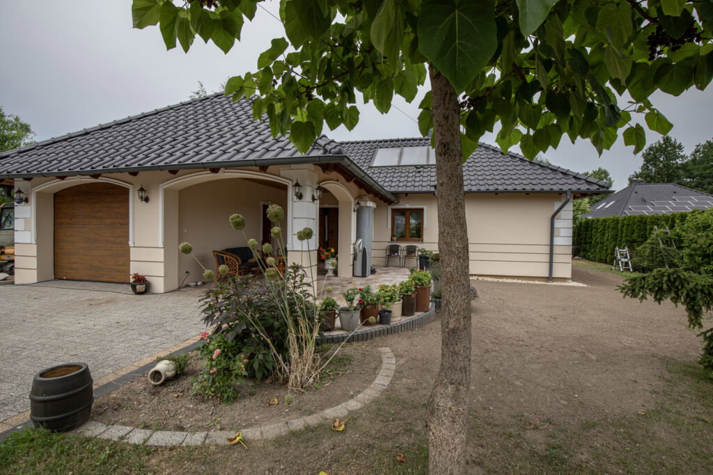 Przytulny dom z pięknym ogrodem - zdjęcie 23