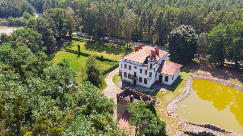 Klimatyczny obiekt hotelowo-restauracyjny - zdjęcie 1
