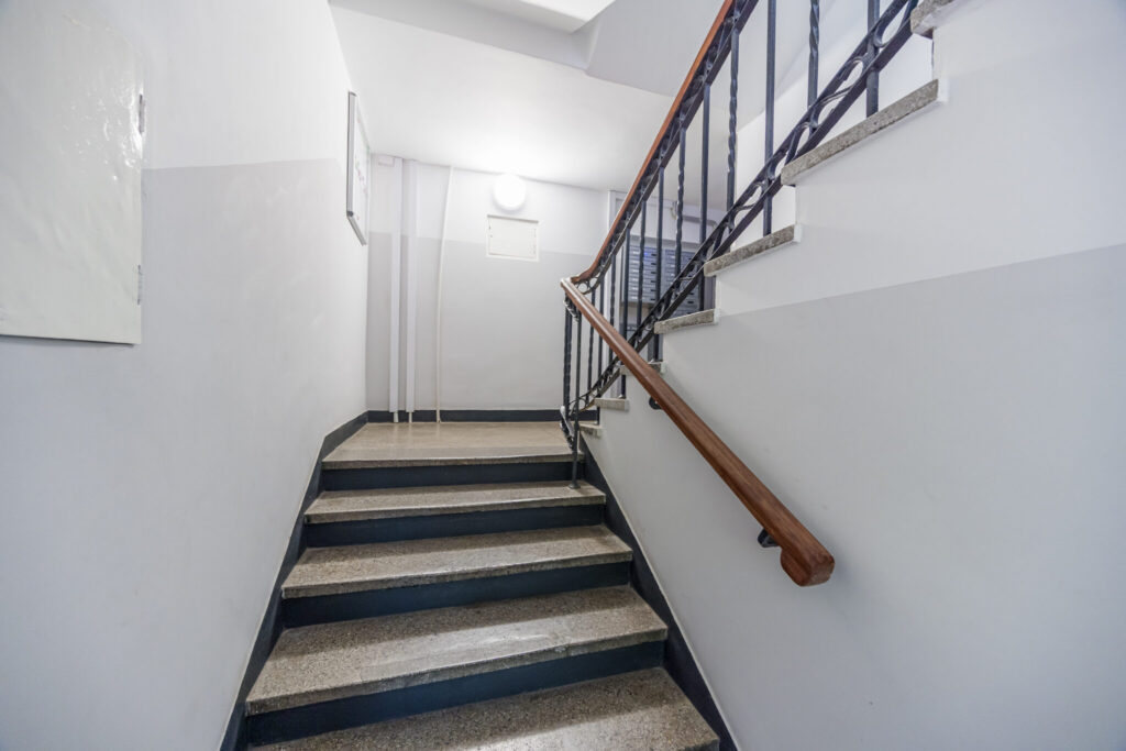 Kawalerka 23,40 m2 z oddzielną kuchnią. - zdjęcie 32