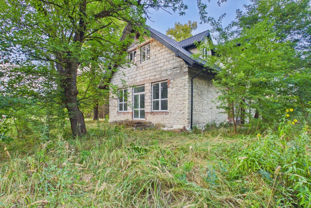 Dworek do własnej aranżacji w otoczeniu lasu - zdjęcie 6