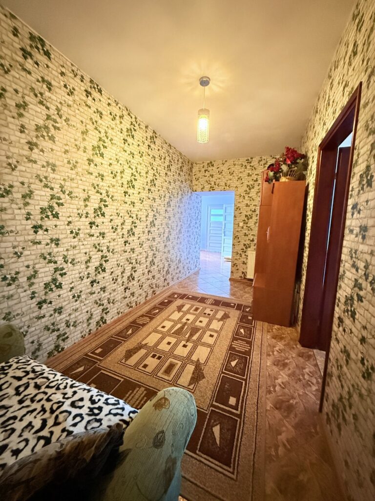 Połowa Domu z dużym ogrodem i garażem - zdjęcie 9