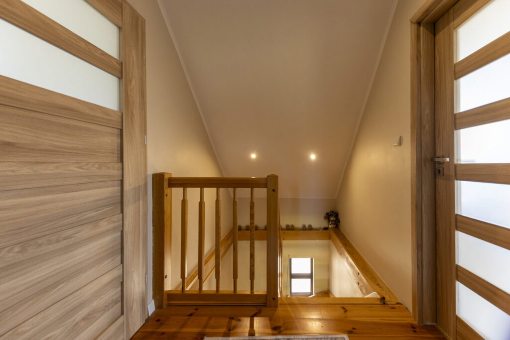 Klimatyczny dom drewniany z dużą działką 3100 m² - zdjęcie 23