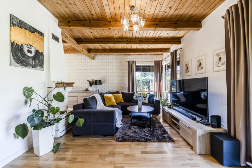 Klimatyczny dom drewniany z dużą działką 3100 m² - zdjęcie 2