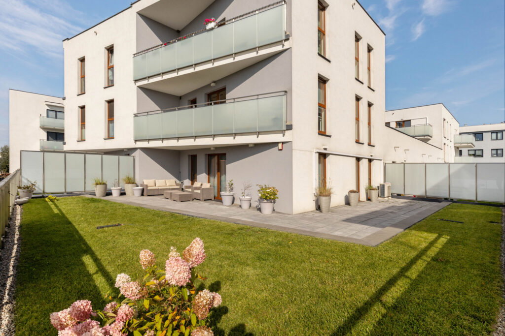 Luksusowy apartament 63,5 m2 z tarasem i ogrodem 134 m2 na 1 piętrze - zdjęcie 1